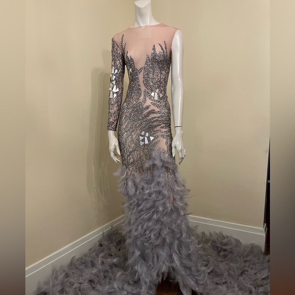 Amekana One-Shoulder Gray Feathered Dress